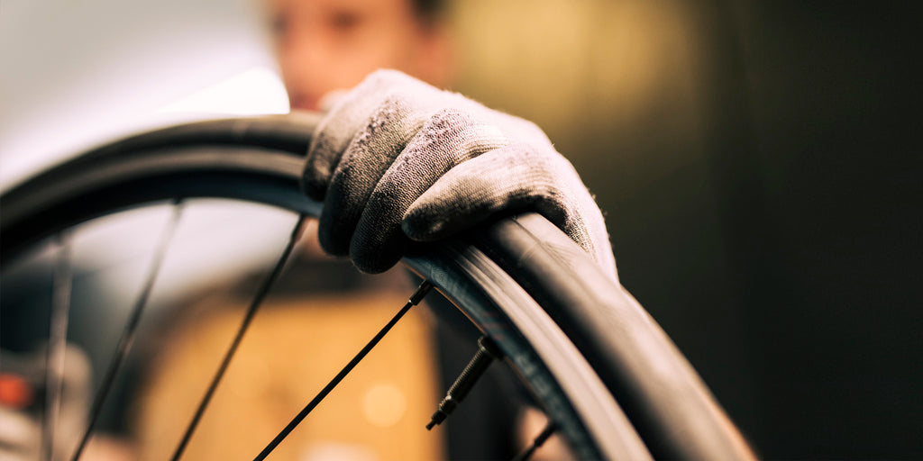 Cómo hinchar una rueda de bicicleta con válvula fina