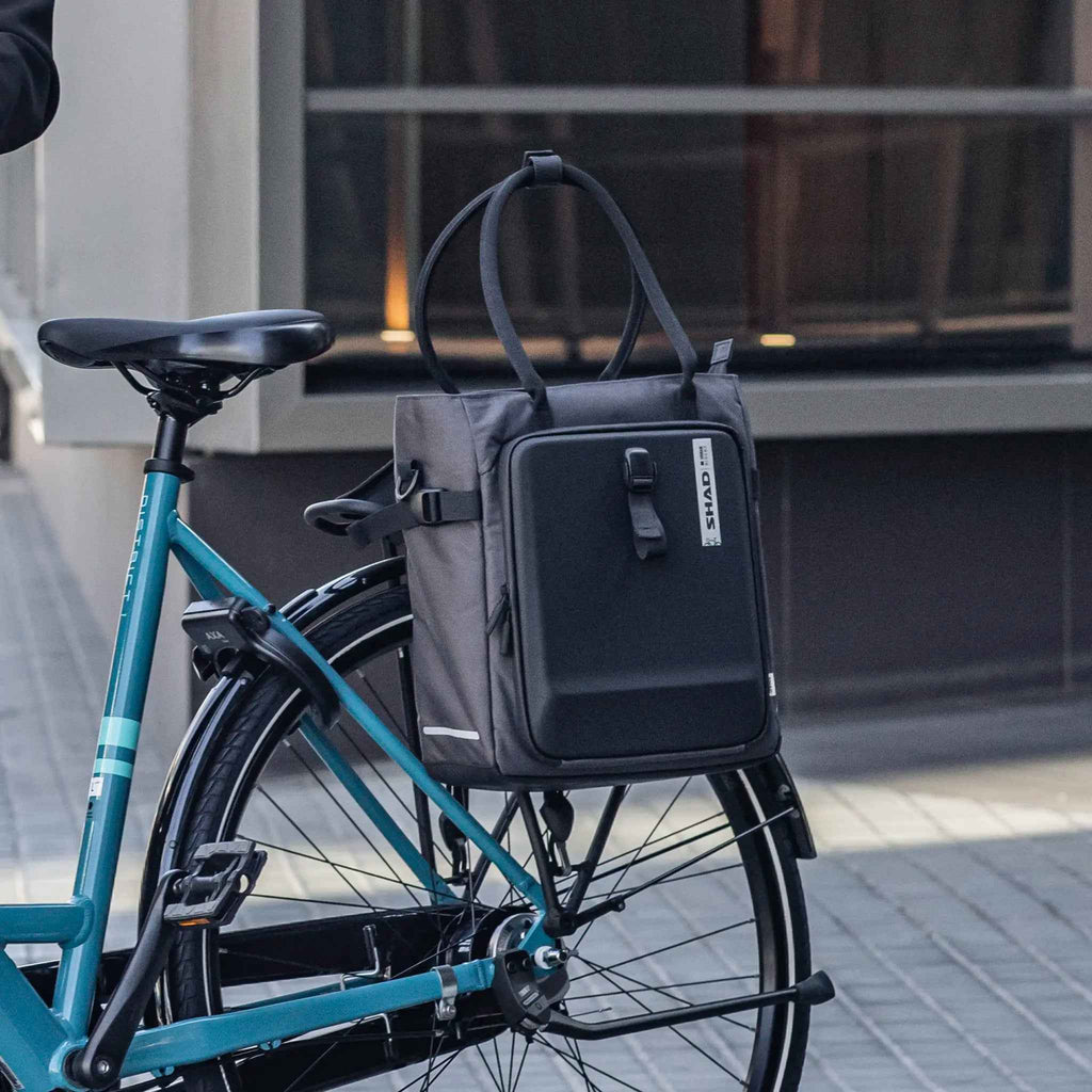 Alforja-bicicleta-shad-bikes-daily-gris-oscuro-ambiente