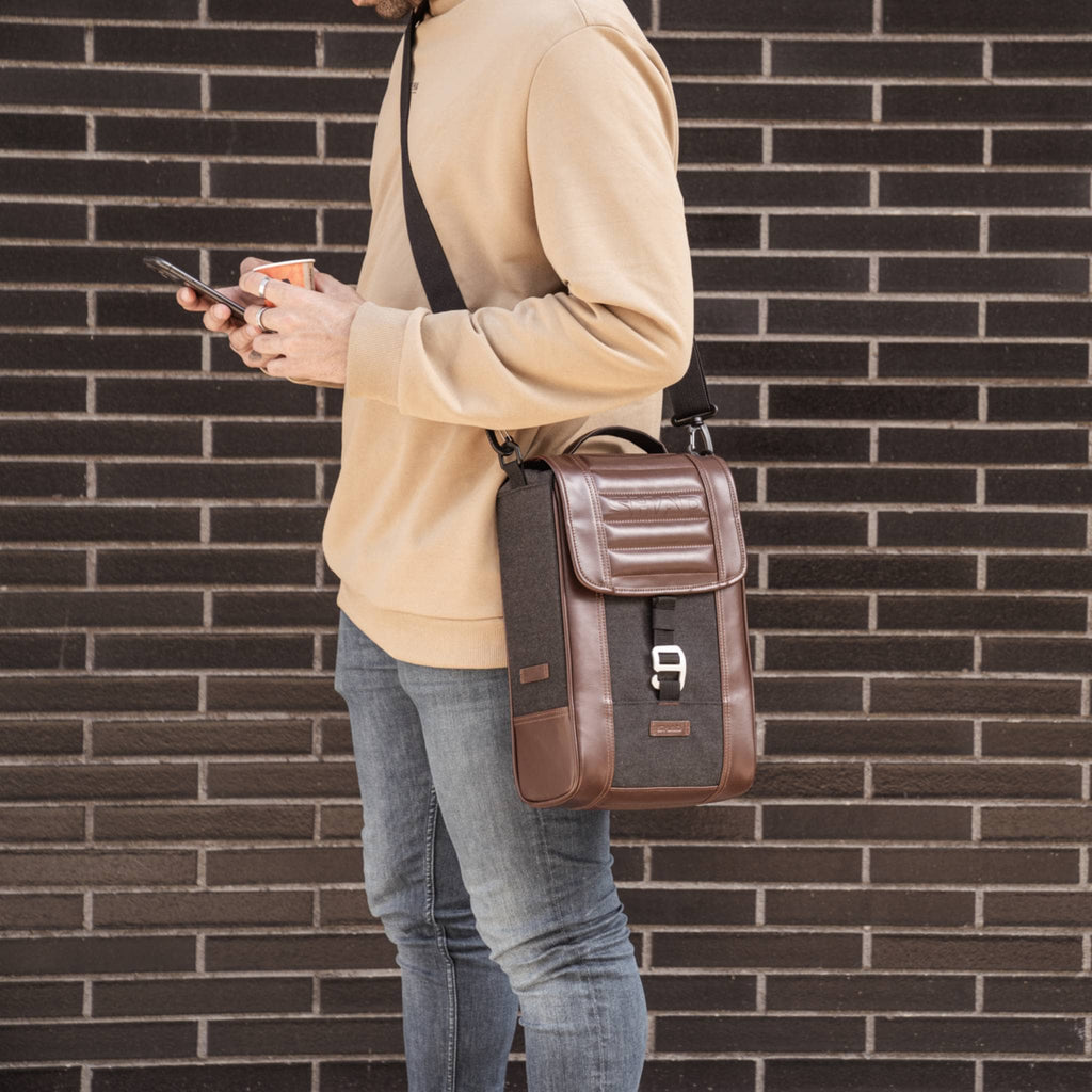 Bolsa-manillar-Genuine-8L-marron-bandolera-ambiente