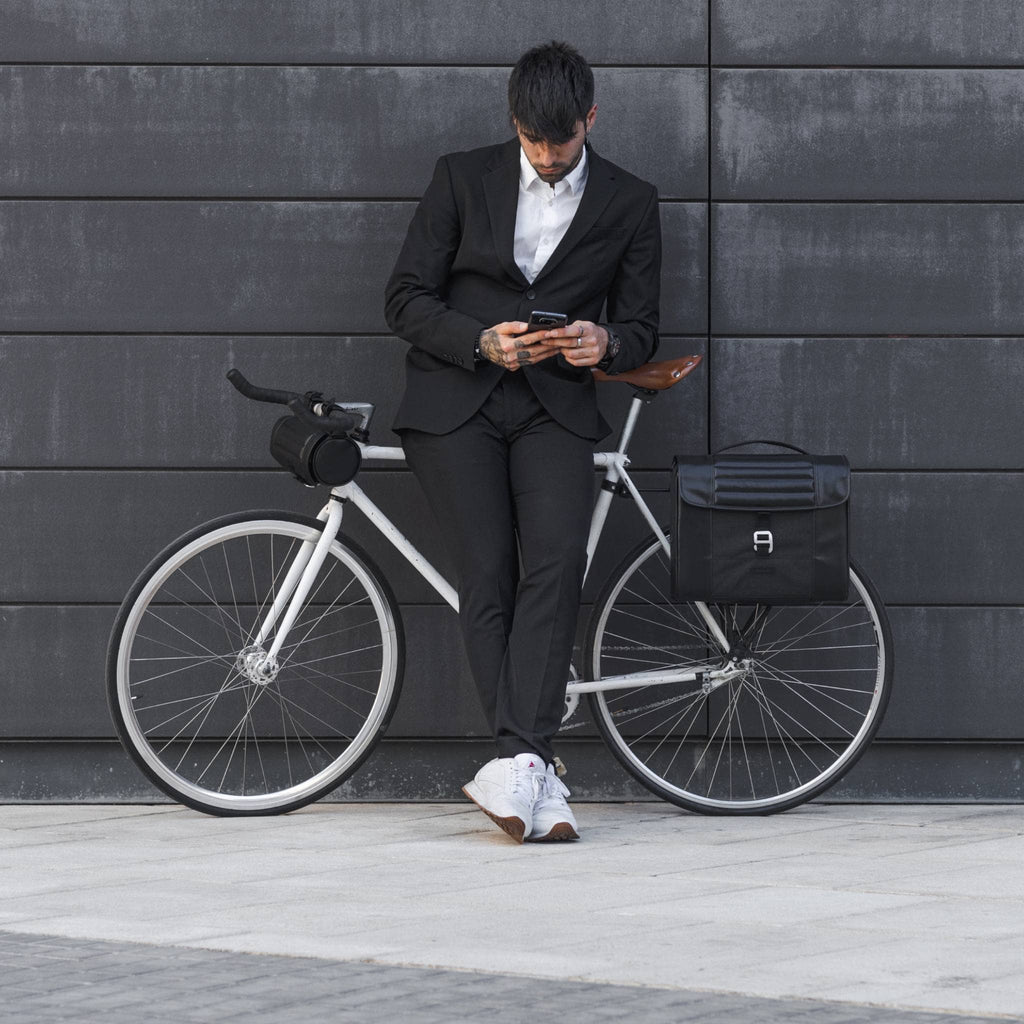 Maletin-bicicleta-Genuine-negro-bandolera-ambiente-2