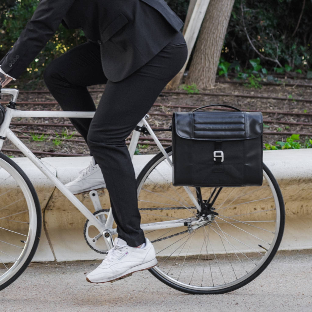 Maletin-bicicleta-Genuine-negro-bandolera-ambiente