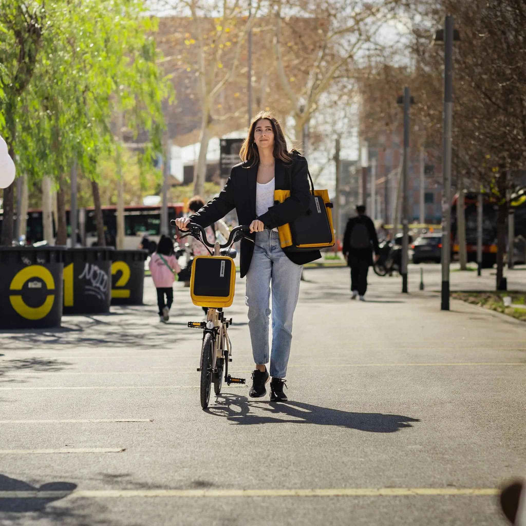 bolsa-manillar-bicicleta-Daily-Shad-Bikes-mostaza-ambiente-2