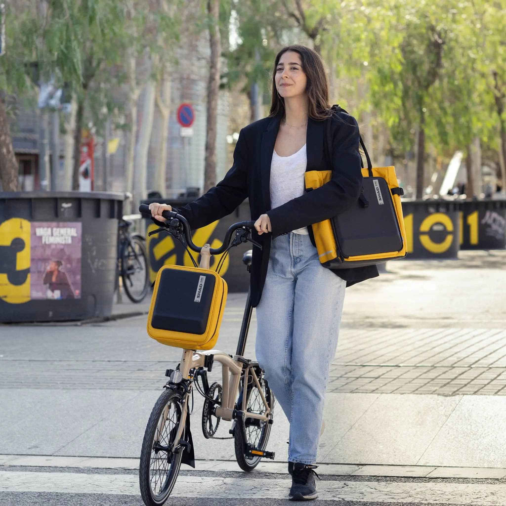 bolsa-manillar-bicicleta-Daily-Shad-Bikes-mostaza-ambiente