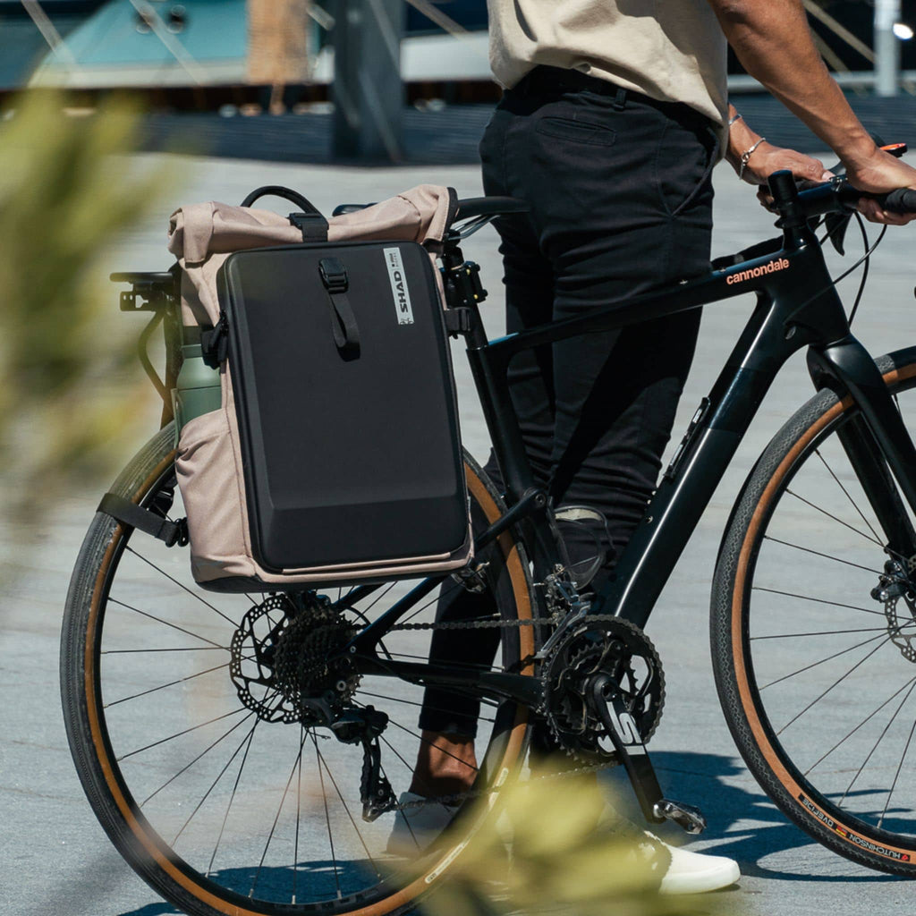 mochila-alforja-bicicleta-daily-Backpack-beige-ambiente